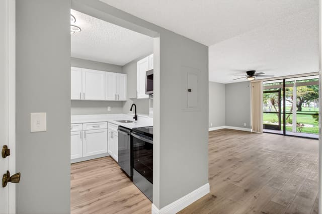 5340 Las Verdes Cr Las Verdes Circle 109, Delray Beach, FL 33484