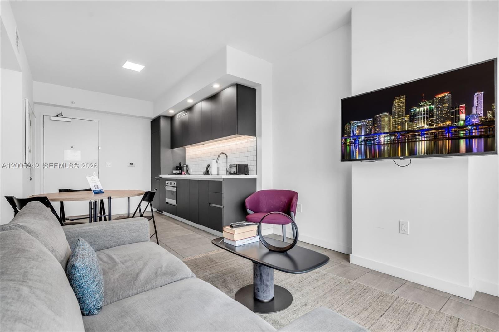 227 NE 2nd Street 2503, Miami, FL 33132 photo 2