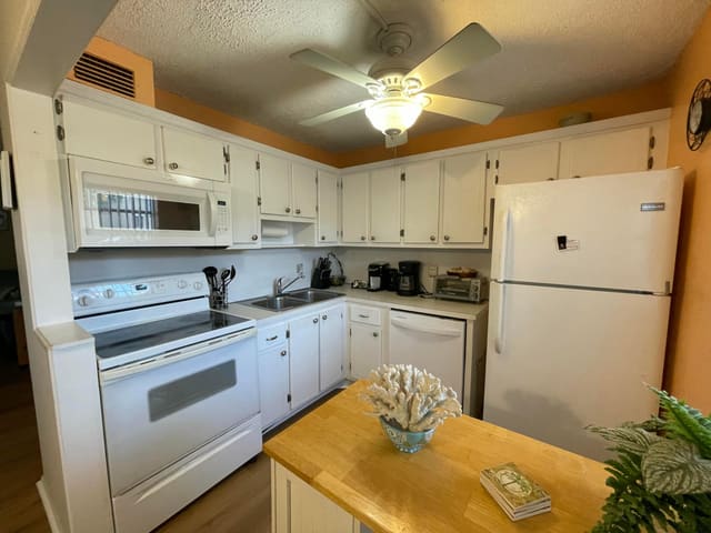 2152 NE 1st Way 102, Boynton Beach, FL 33435