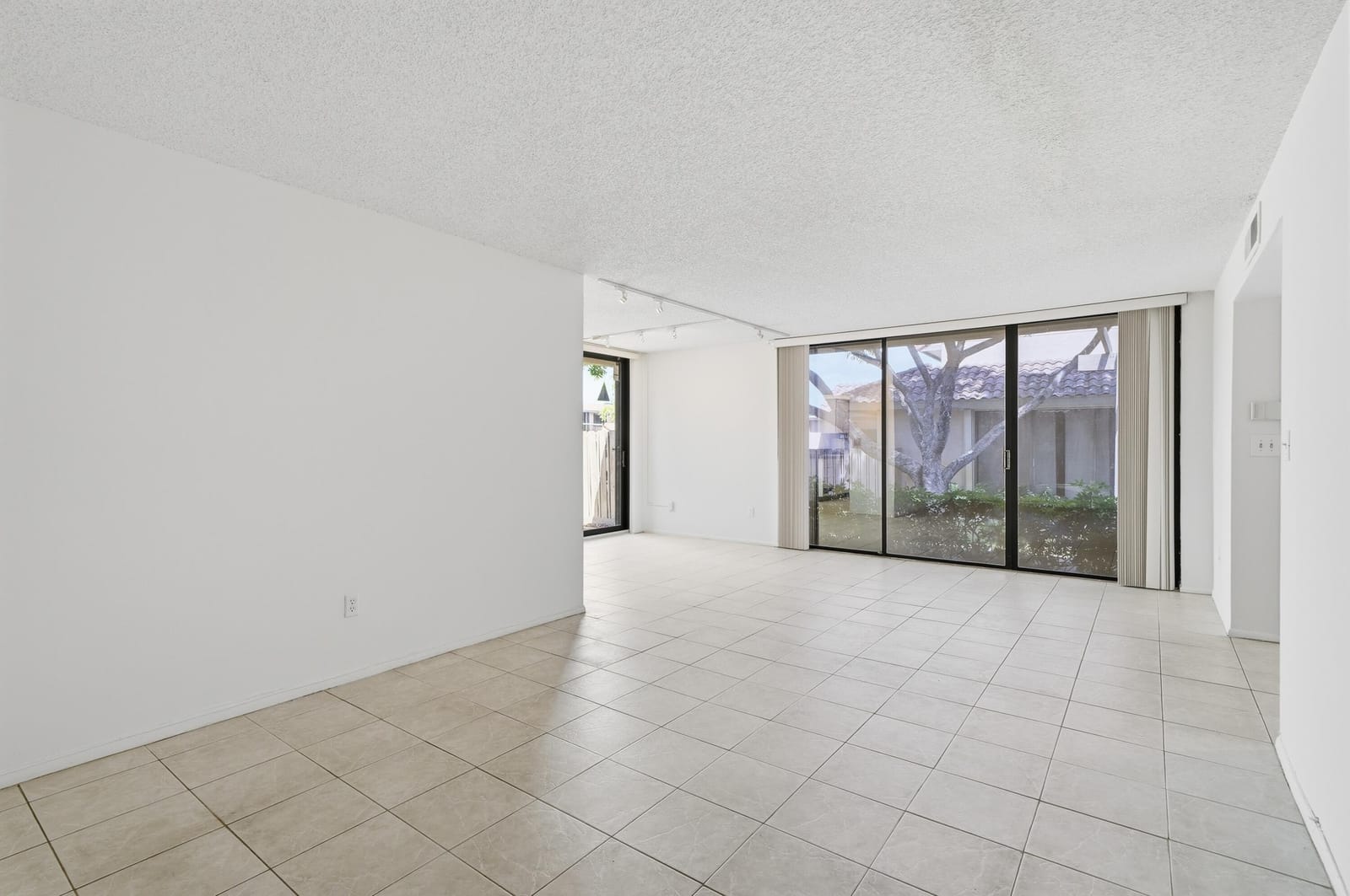20615 NE 7th Court, Miami, FL 33179 photo 4