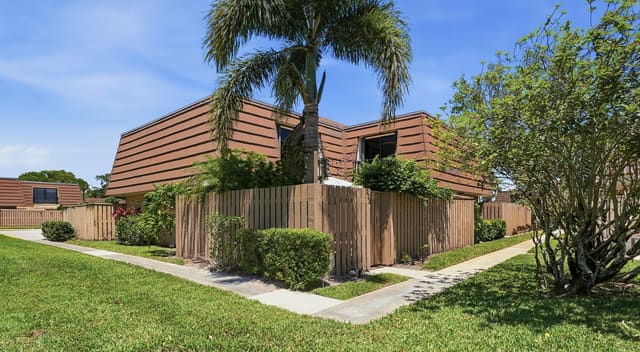 223 2nd Court, sold in Sandalwood Estates, Palm Beach Gardens, FL