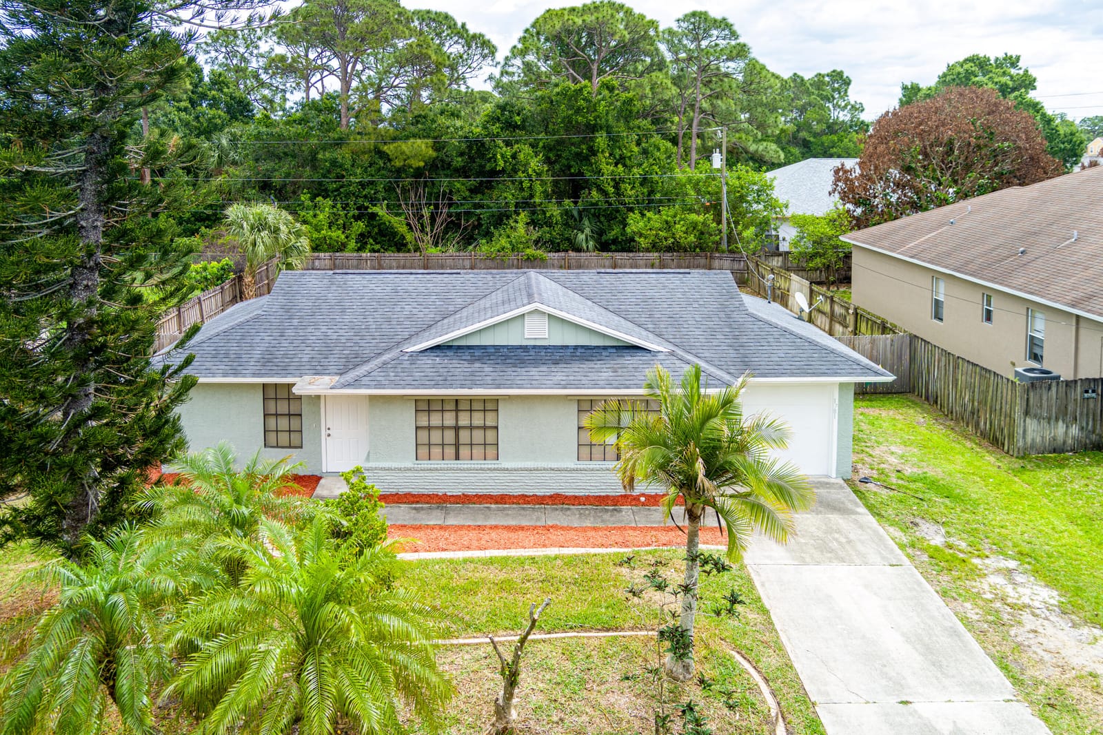 1781 SW Cloverleaf Street — photo 3