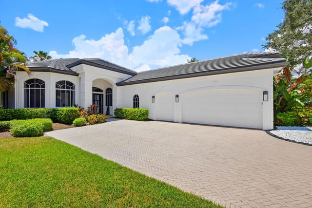 6778 Oakmont Way, sold in Ironhorse, West Palm Beach, FL