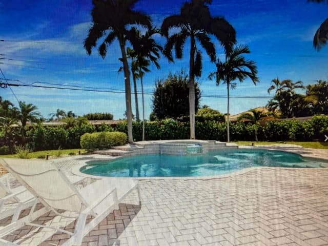 70 SE 10th Street, Pompano Beach, FL 33060
