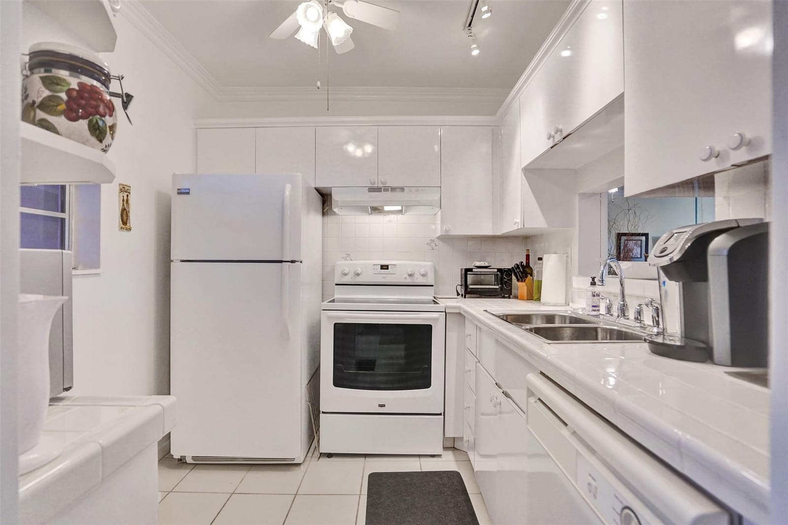4706 NW 36th Street 409, Lauderdale Lakes, FL 33319 photo 3