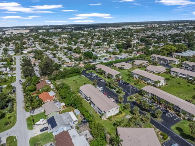 306 S Circle Dr S S 203, sold in Four Sea Suns, Boynton Beach, FL