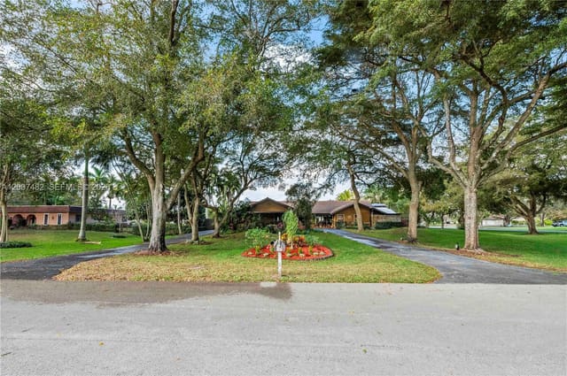 10651 SW 27th Street, Davie, FL 33328