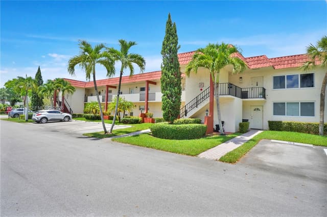 8941 S Hollybrook Boulevard 203, Pembroke Pines, FL 33025