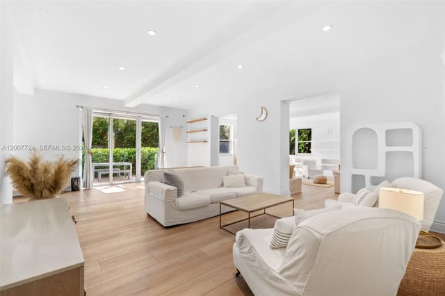 200 Ocean Lane Drive 108, sold in Island House Apt Inc Co, Key Biscayne, FL