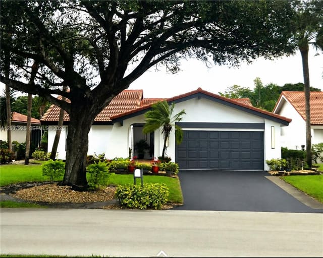 5551 Lakeview Mews Drive, sold in Villas Of Green Glen Ii-B, Boynton Beach, FL
