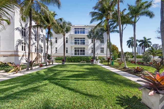 182 Lake Drive 5-301, Palm Beach Shores, FL 33404