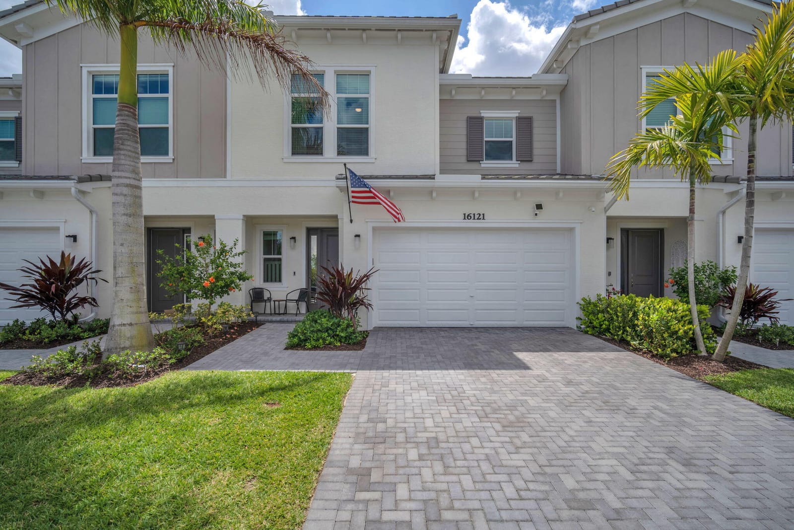 16121 Oakview Drive — photo 1