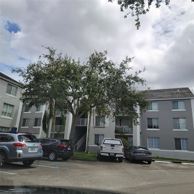 711 SW 111th Way 301, Pembroke Pines, FL 33025