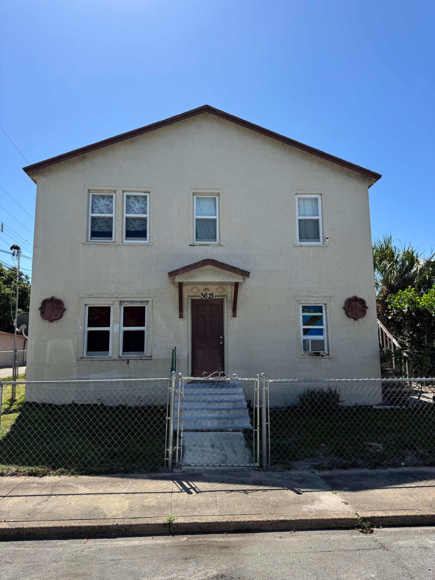 3621 Morton Avenue — photo 2