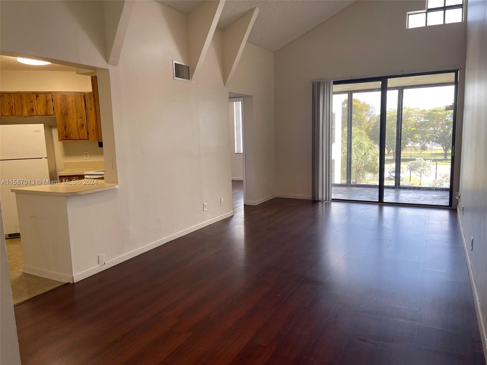 212 Lake Pointe Drive 313 — photo 3