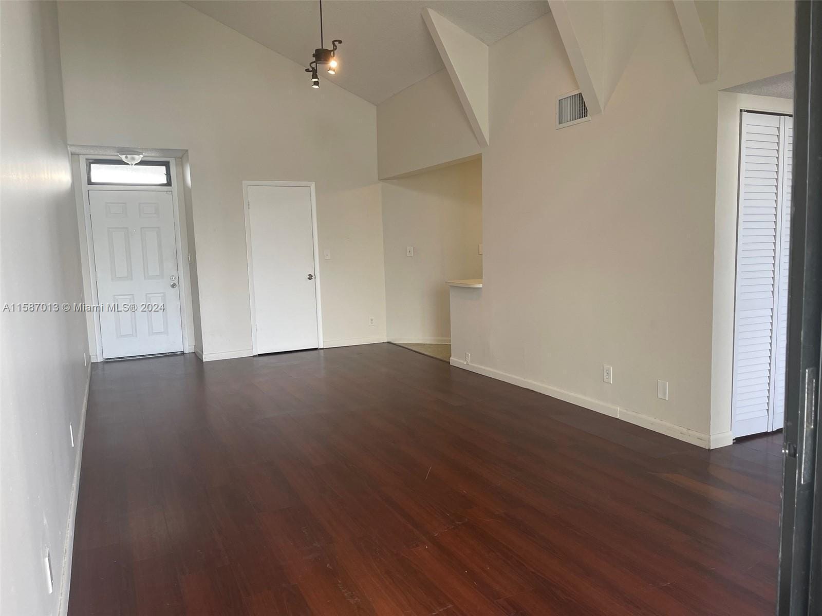 212 Lake Pointe Drive 313 — photo 5