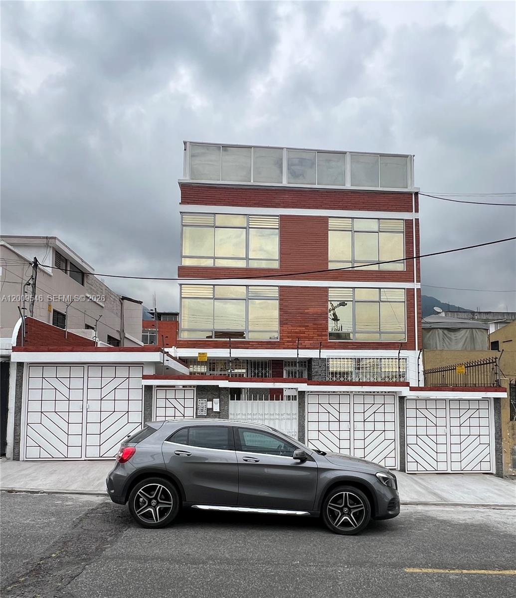 N35-95 Calle Manuela Sáenz, FL