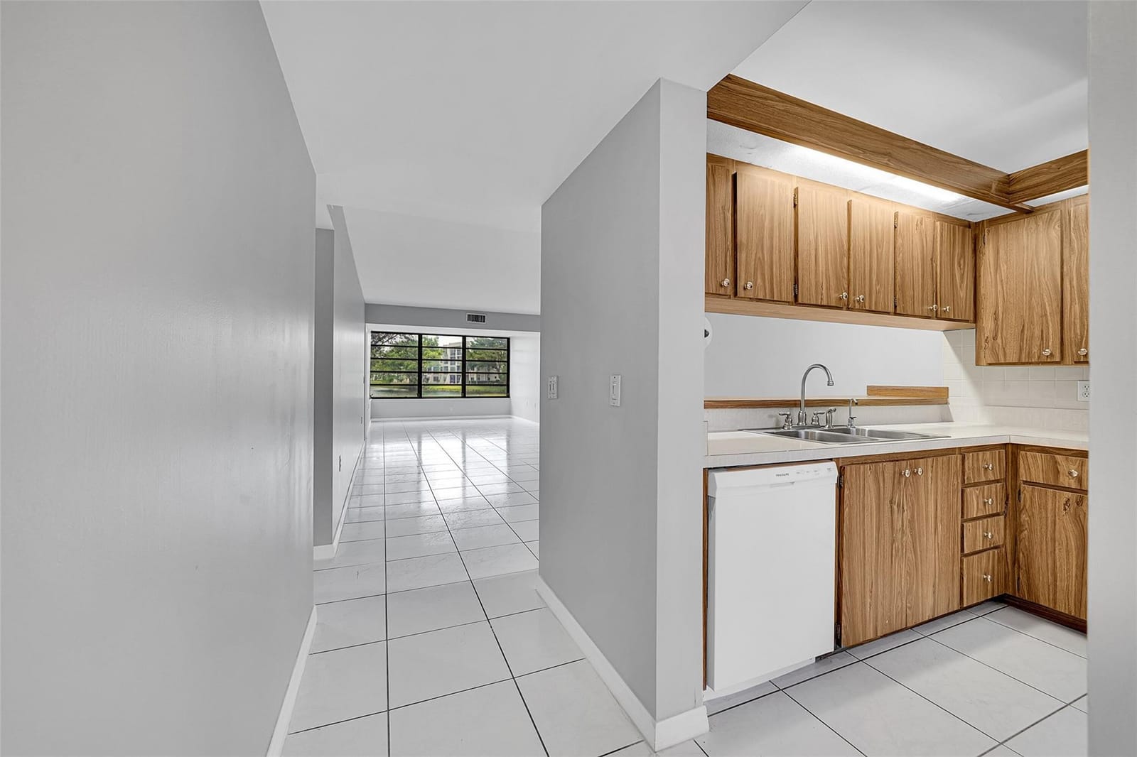 1713 Whitehall Drive 103 — photo 6