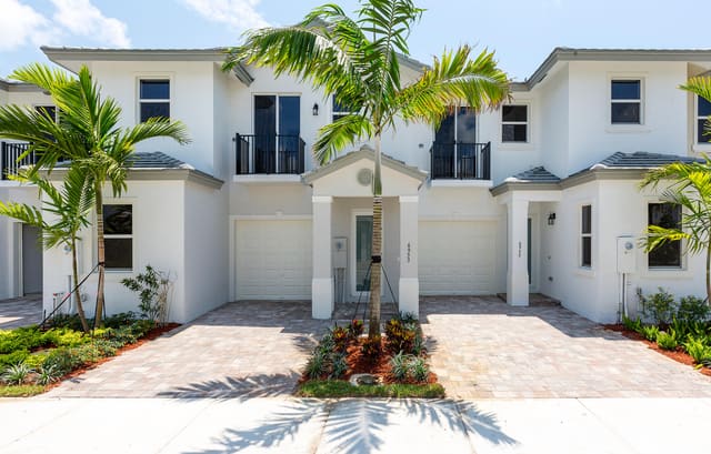 6979 Pines Circle 35, Coconut Creek, FL 33073
