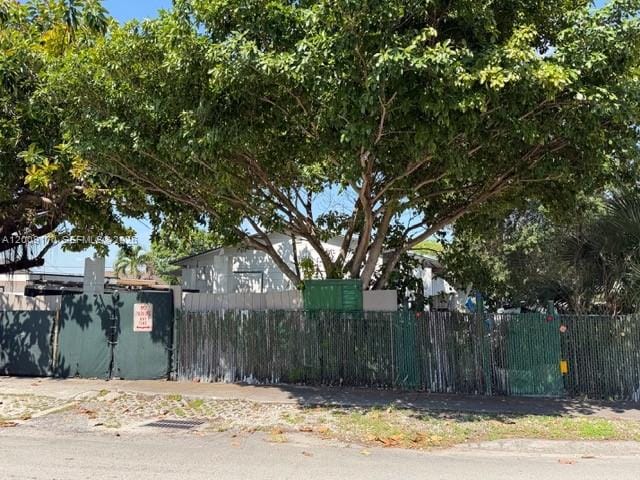 890 E 52nd Street — photo 2