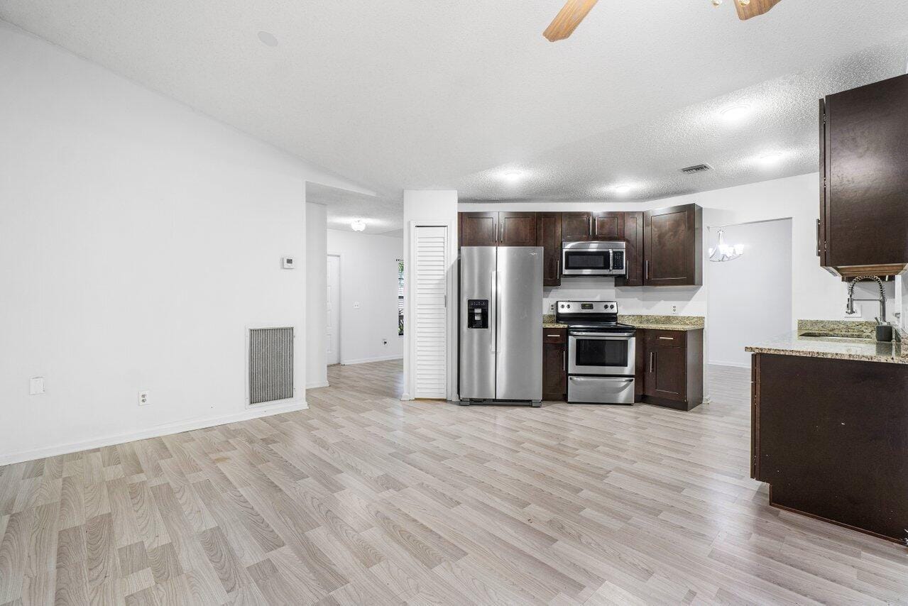 190 Parkwood Drive S — photo 4