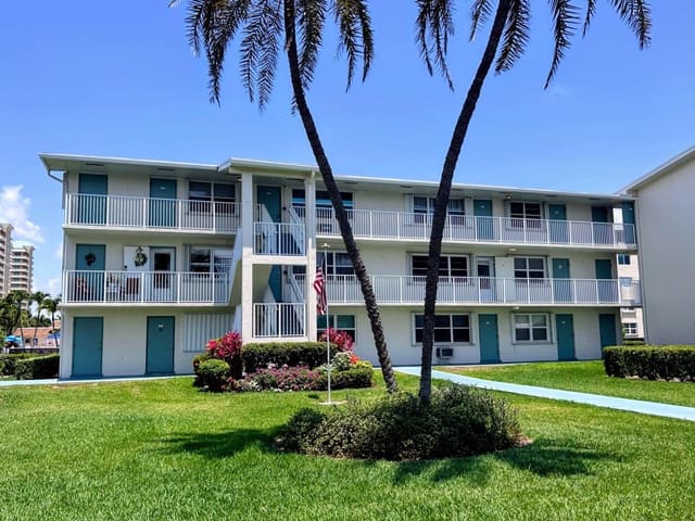 170 Horizons E 302, sold in Sterling Village, Boynton Beach, FL