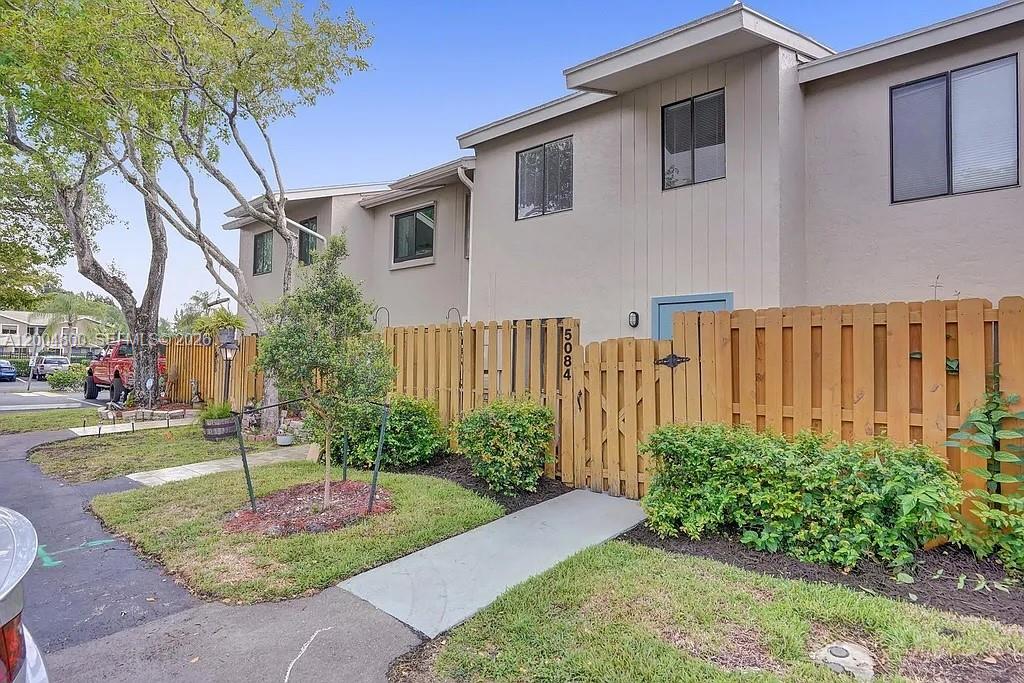5084 S University Drive, Davie, FL 33328, Davie