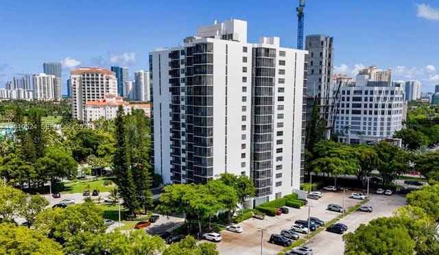 20100 W Country Club Drive 504, Bonavida, Aventura, FL