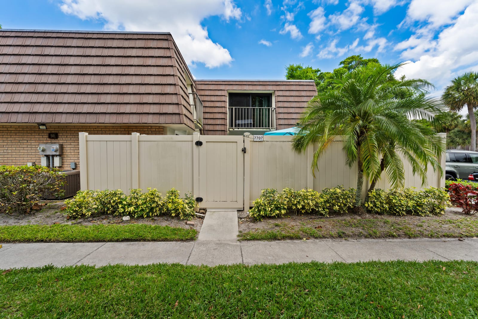 7707 77th Way 7707 — photo 3