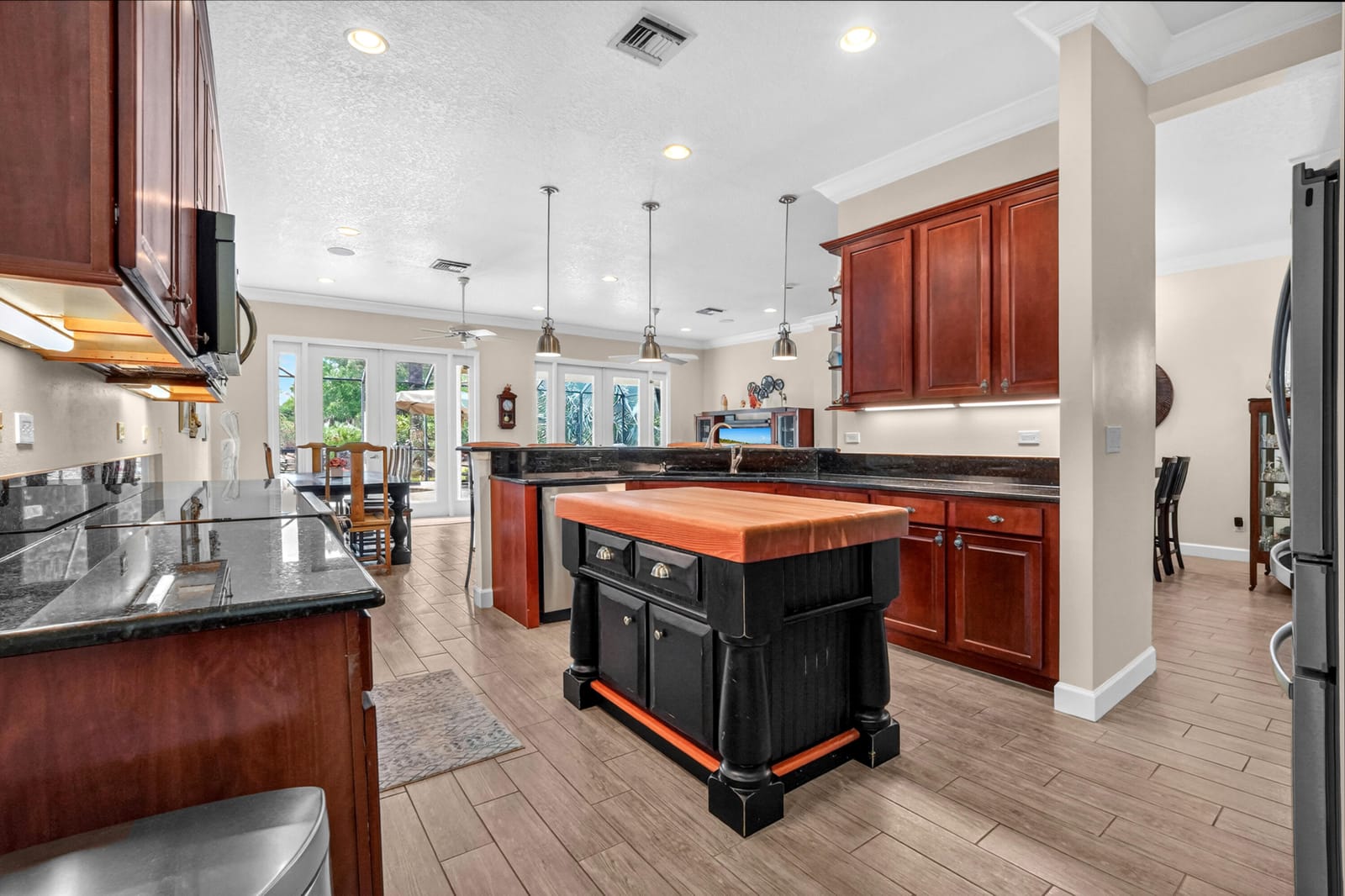 9539 Avenel Lane — photo 6