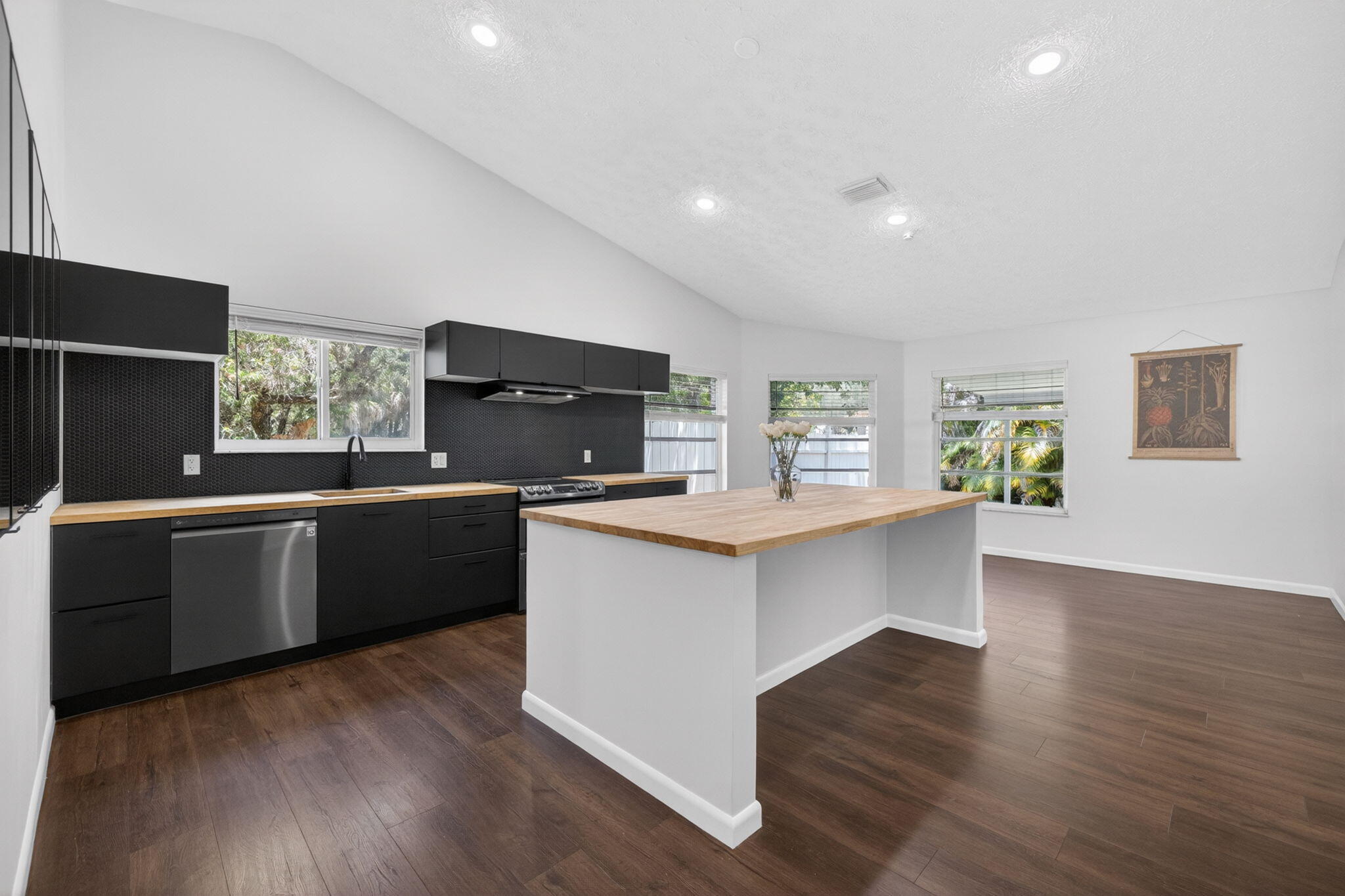 1721 SW Ocean Cove Avenue — photo 1