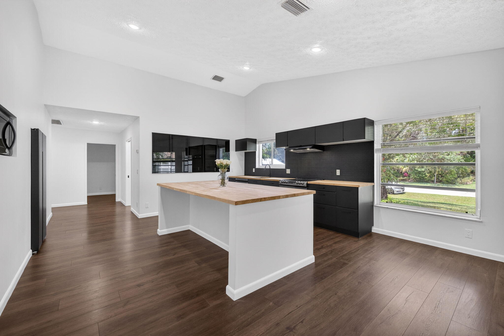 1721 SW Ocean Cove Avenue — photo 2