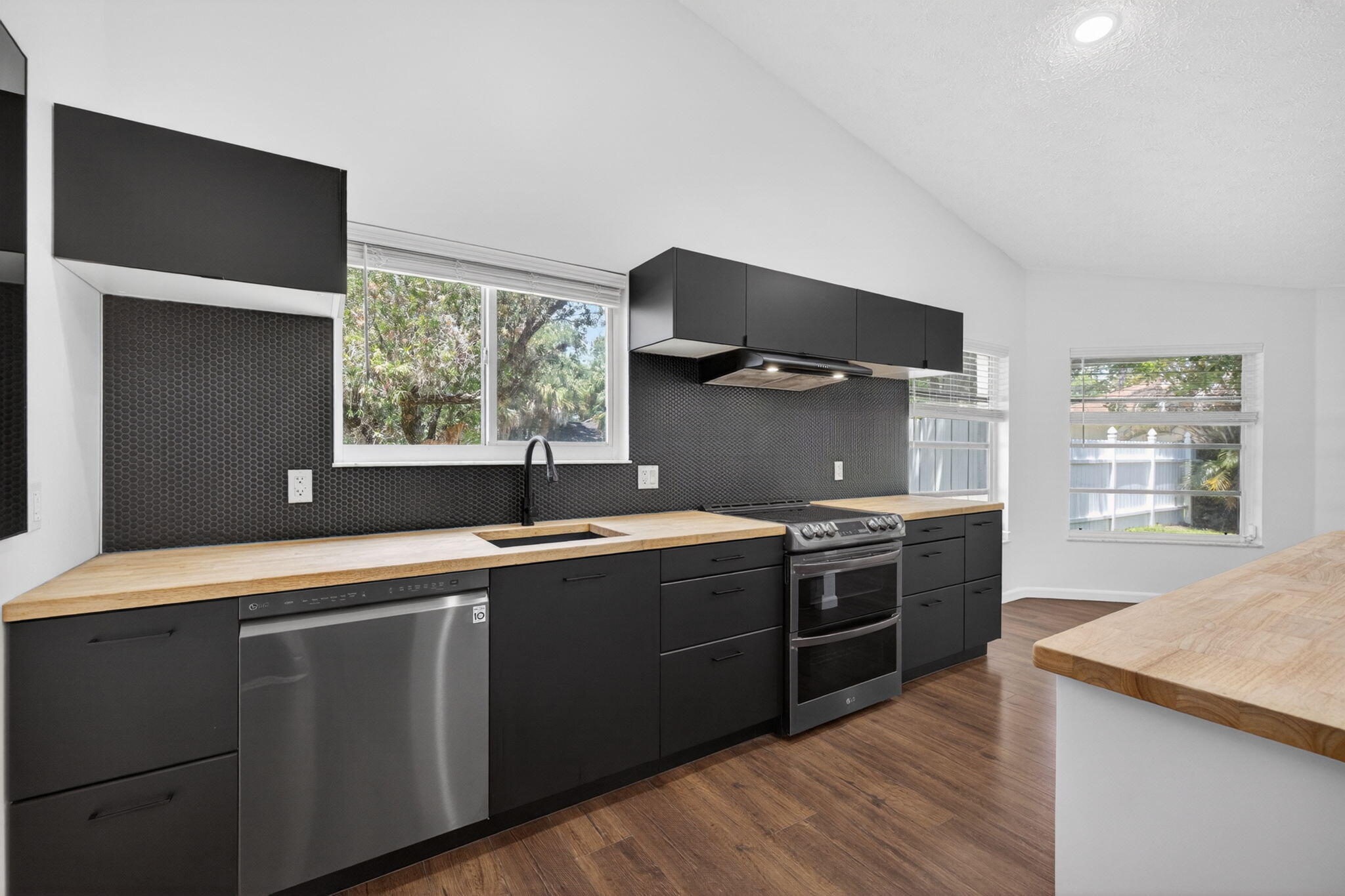 1721 SW Ocean Cove Avenue — photo 11