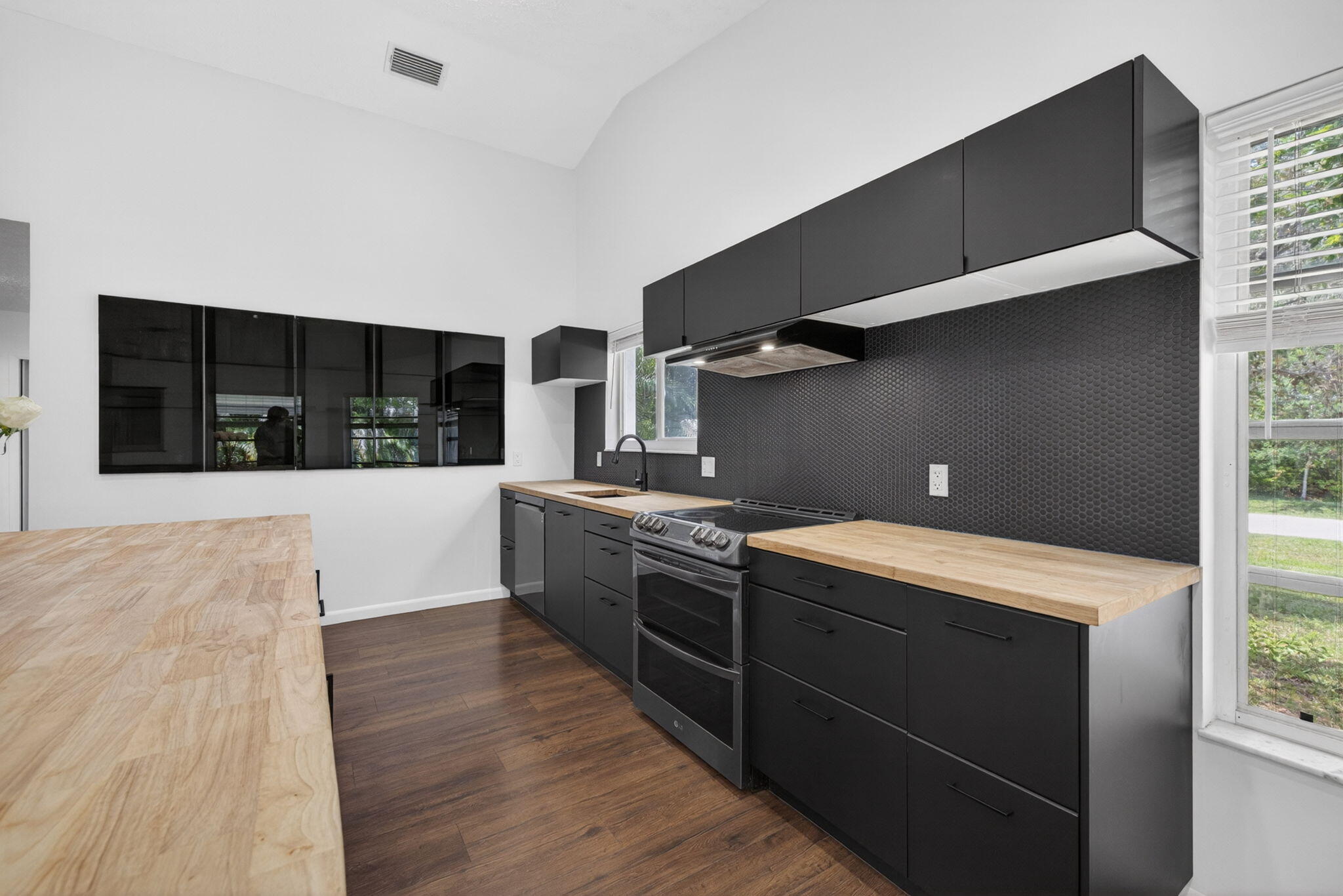 1721 SW Ocean Cove Avenue — photo 3