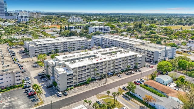 330 SE 2nd Street 305E, sold in Third Gulfstream Garden, Hallandale Beach, FL