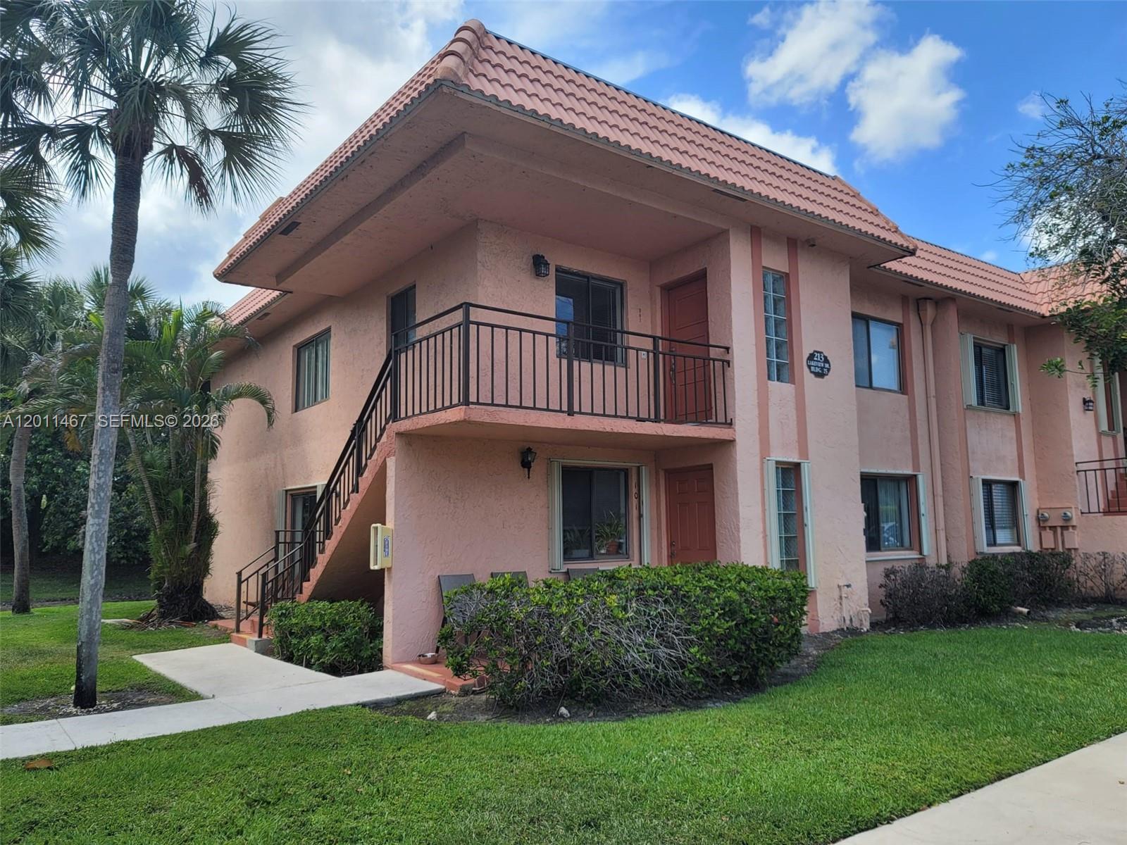 213 Lakeview Drive 201, Weston, FL 33326, Weston