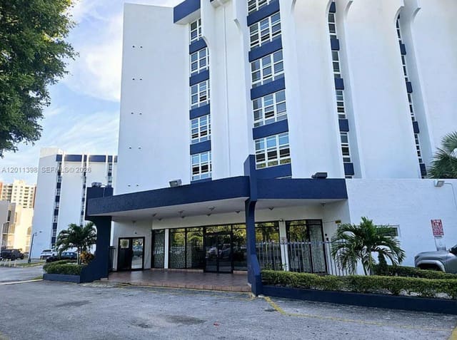 9682 Fontainebleau Boulevard 207, Miami, FL 33172