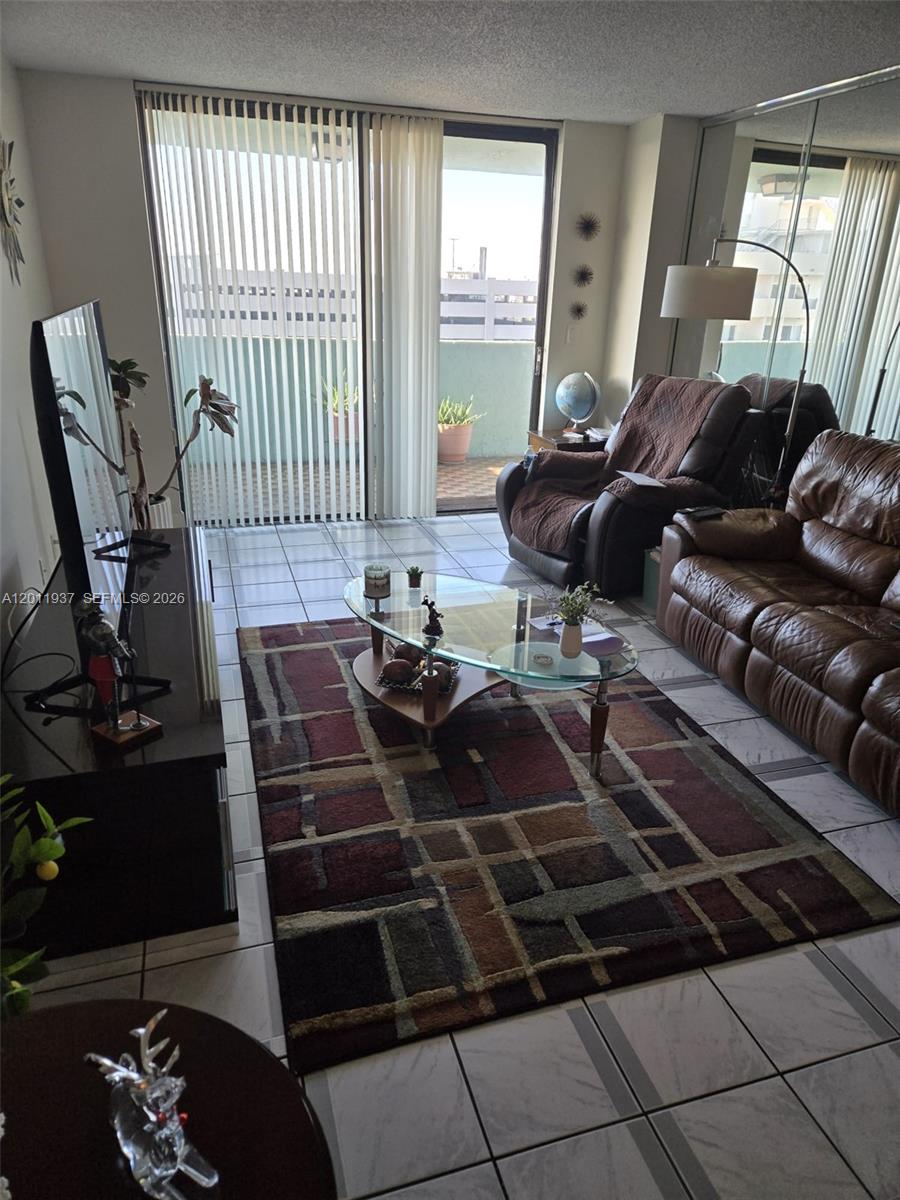 1825 W 44th Place 811, Hialeah, FL 33012, Hialeah