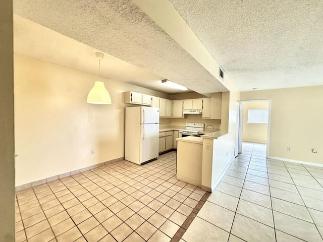 251 W Palm Cir W W 206, Pembroke Pines, FL 33025