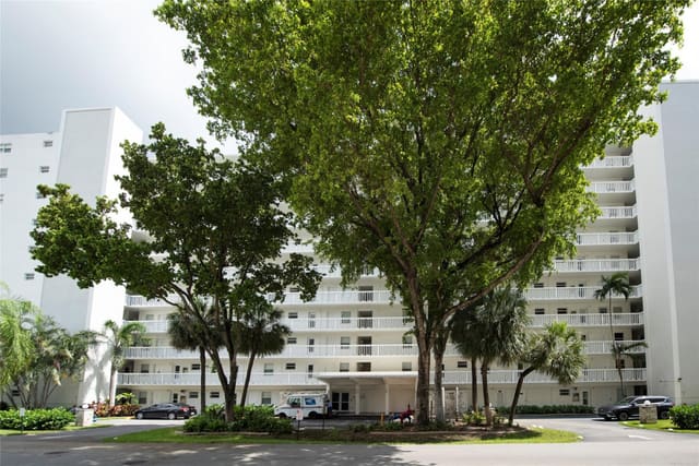 2555 NE 11th Street 302, Fort Lauderdale, FL 33304