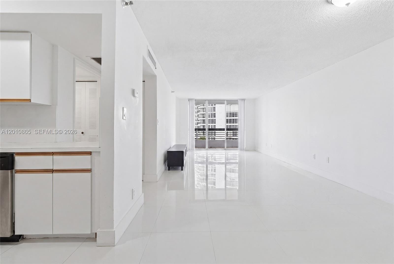 19195 NE 36th Court 604 — photo 2