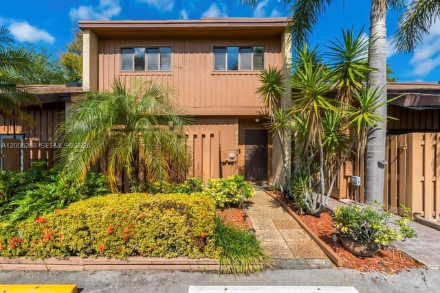 4155 SW 85th Avenue, sold in Pine Island Lakes Townhom, Davie, FL