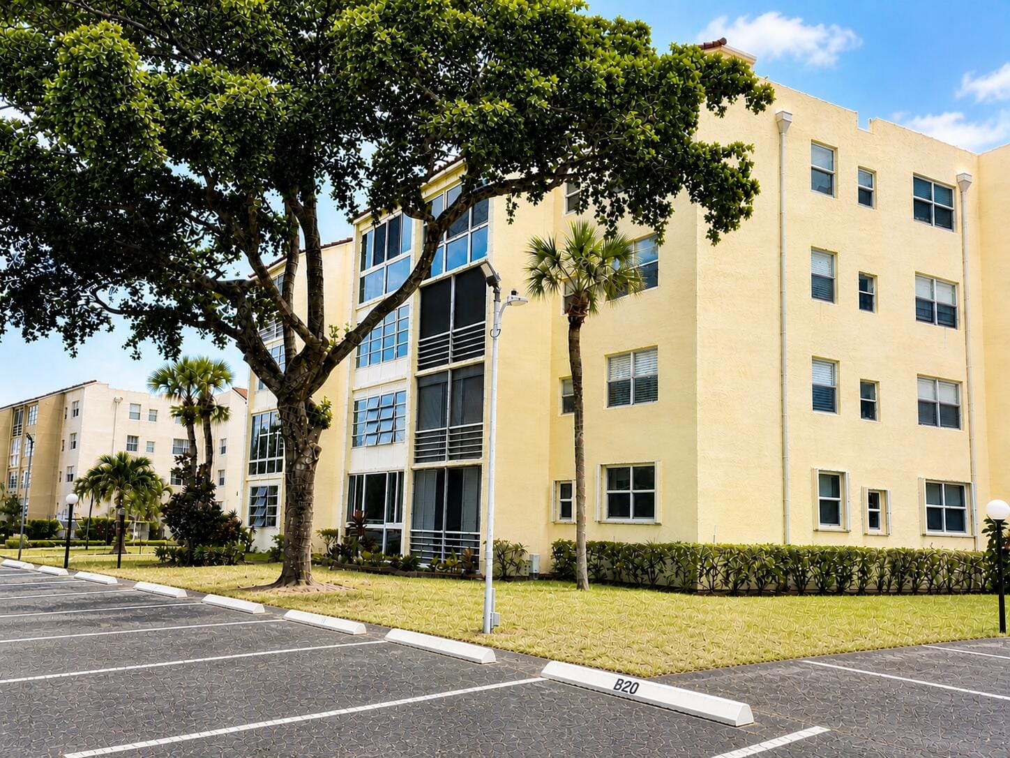 2831 Somerset Drive 305 — photo 1
