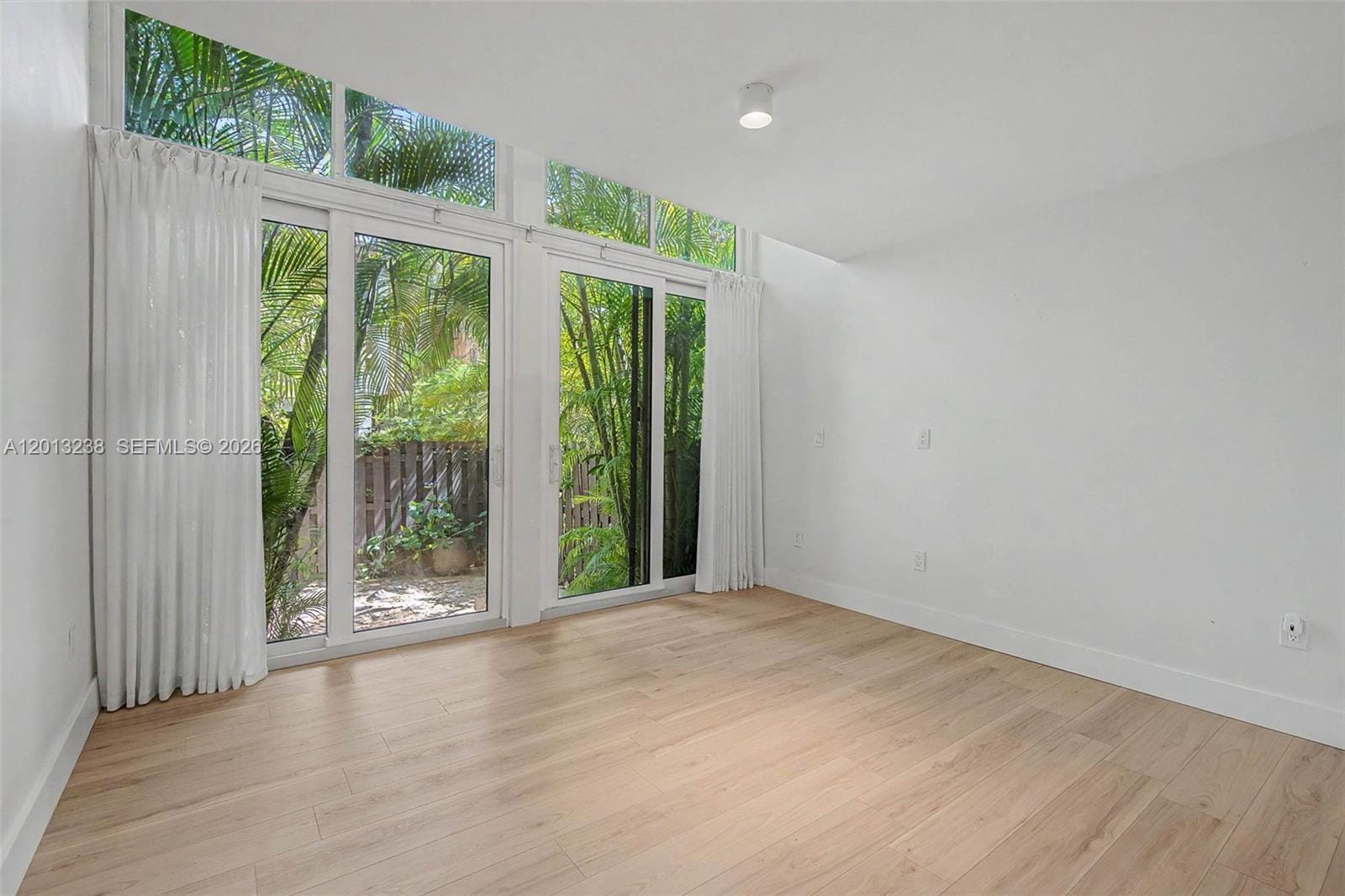 2984 Mary Street — photo 3