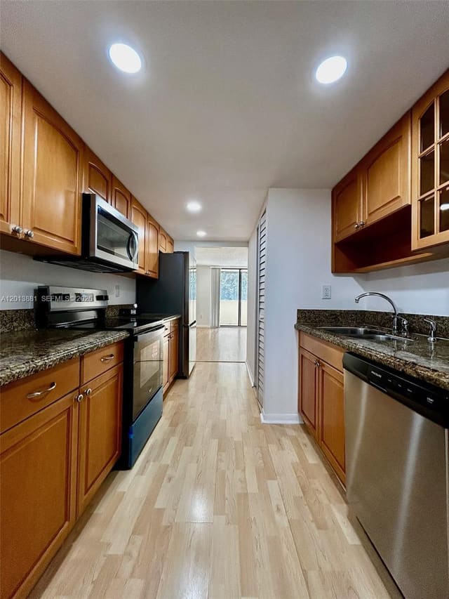 7451 NW 16th Street 304, Plantation, FL 33313