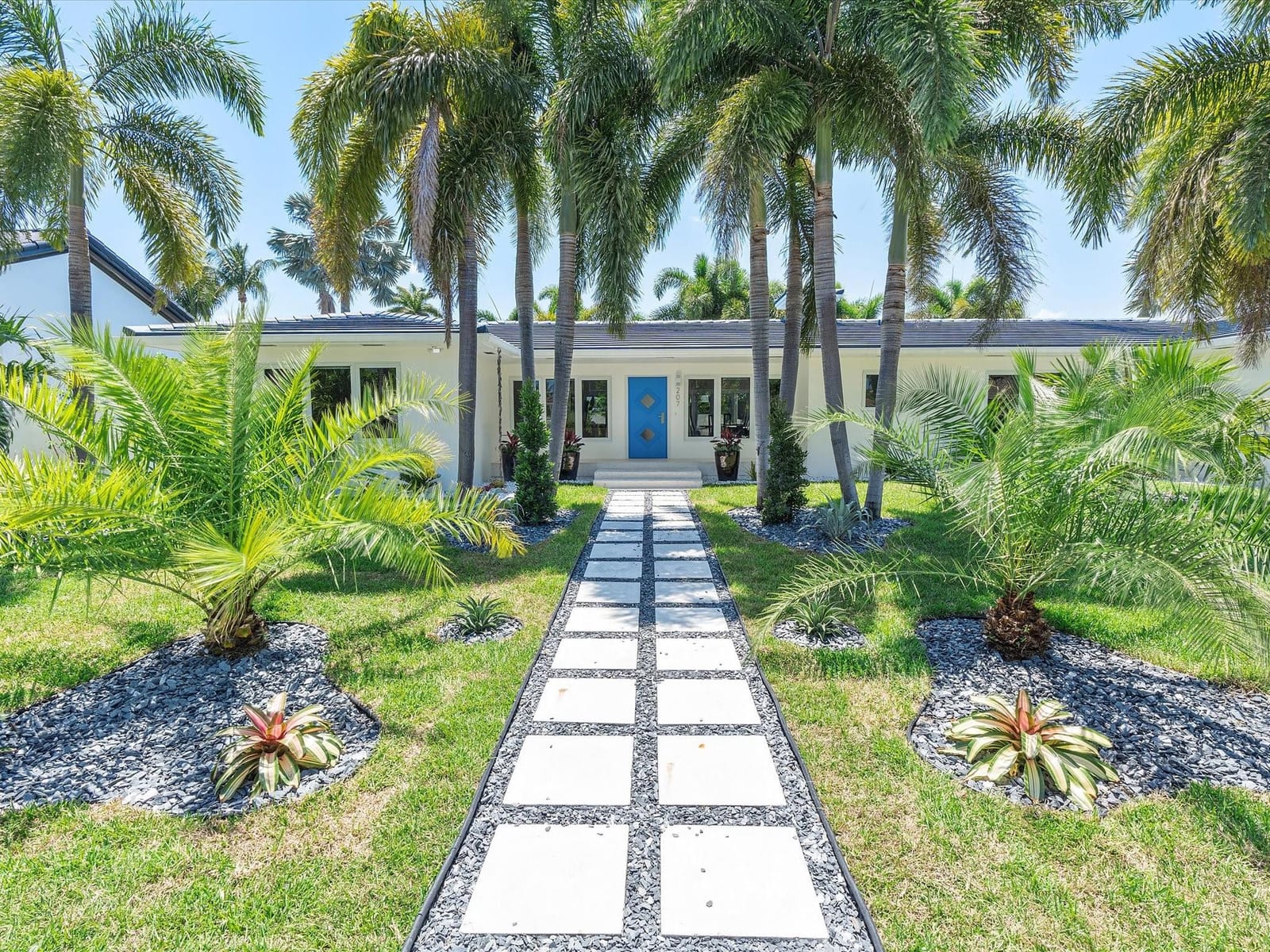 207 Royal Palm Drive — photo 6