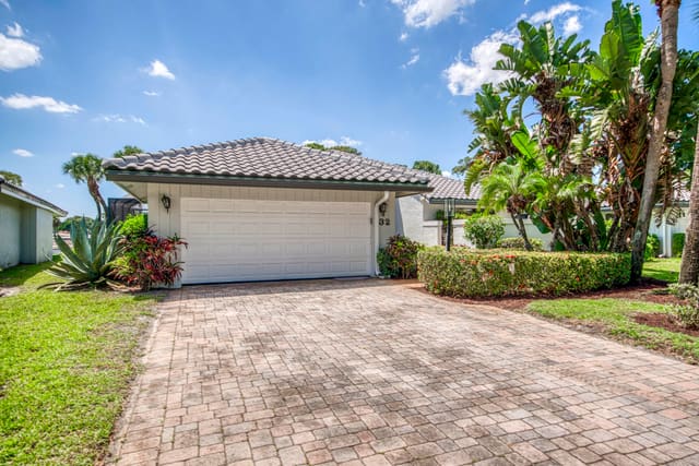 32 Glens Drive E, sold in Glens at Hunters Run, Boynton Beach, FL