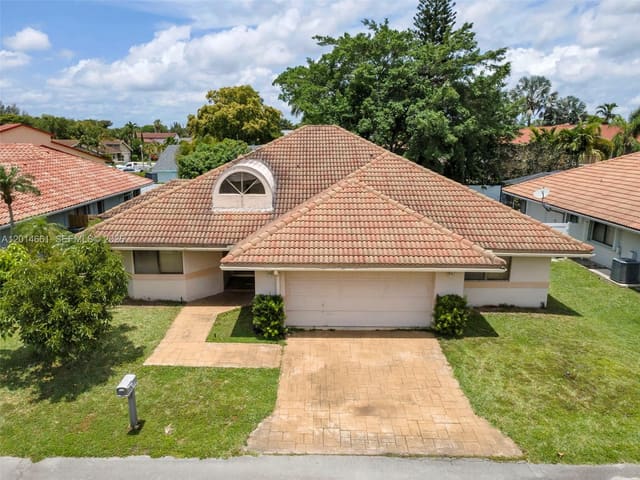7451 NW 40th Street, sold in Banyan Club, Lauderhill, FL