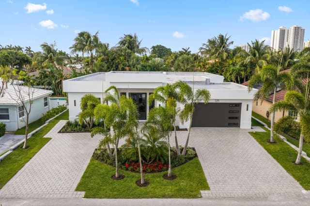 325 Cascade Lane, sold in Palm Beach Shores, Palm Beach Shores, FL