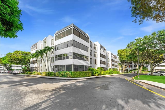 10852 N Kendall Drive 312, Miami, FL 33176